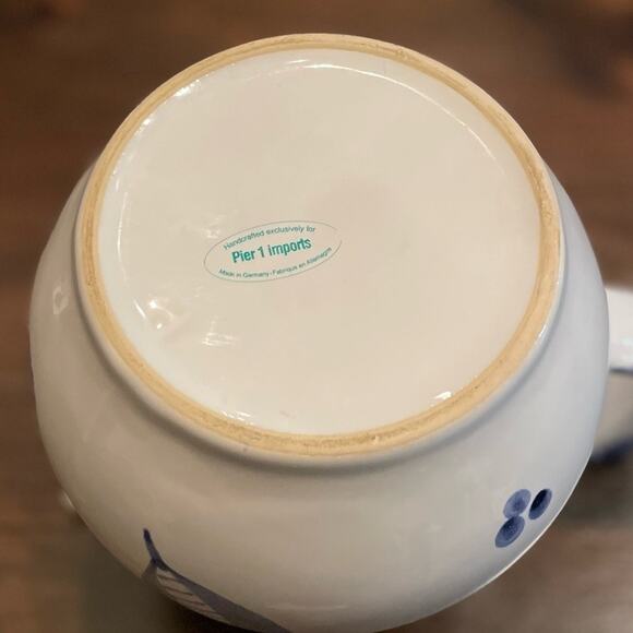 ⭐️ Pier 1 Imports Glass Kitchen Pitcher Sponge Print Rim White Blue Apples - Picture 10 of 12